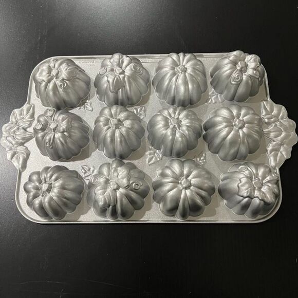 Nordic Ware Cast Aluminum Nonstick Pumpkin Patch Baking Cakes Muffins Pan - Picture 2 of 6
